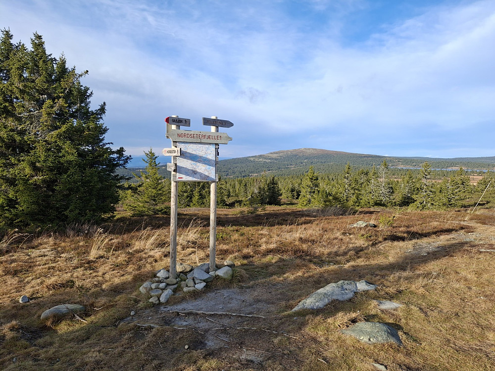 Ved sti- og løypekrysset Nordseterfjellet