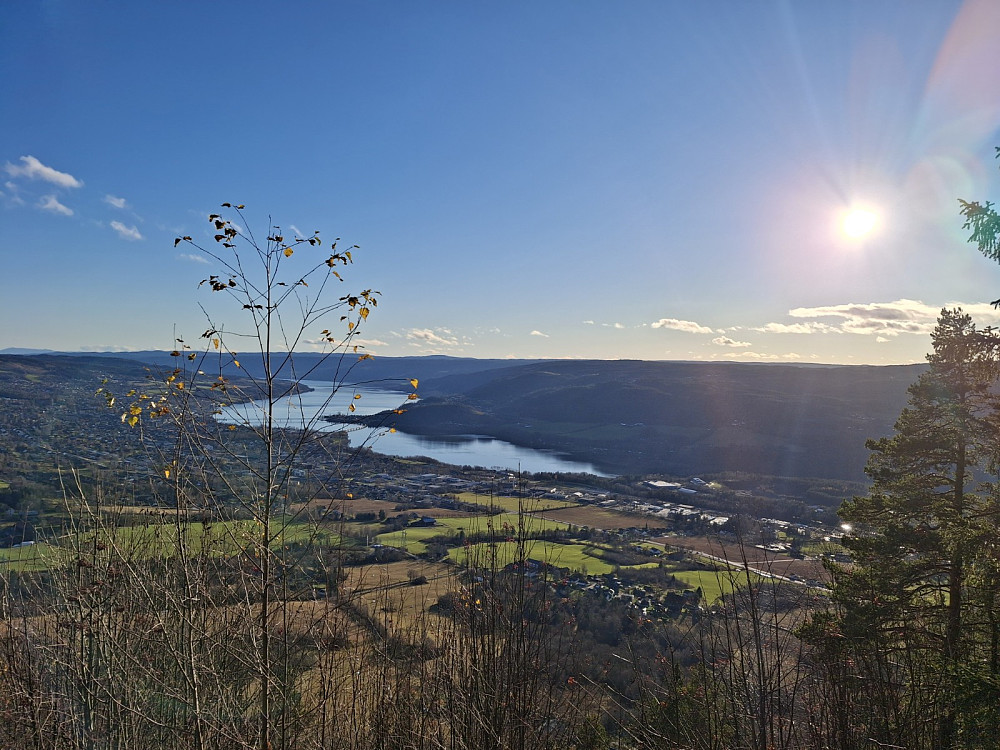 Utsikt mot byen og Lågen/Mjøsa
