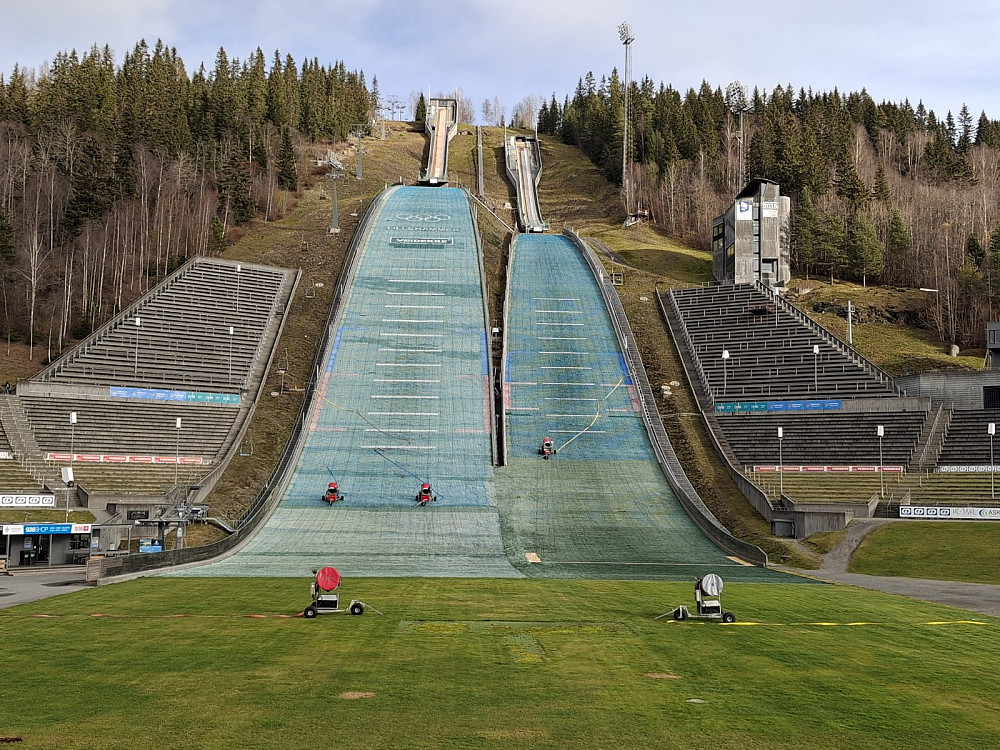 Lysgårdsbakken, snøkanonene står klar|