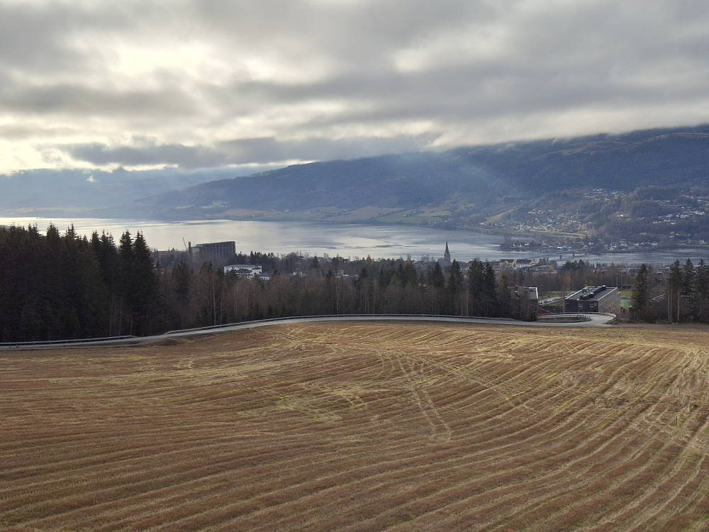 Over Lysgårdsjordet, mot byen og Mjøsa