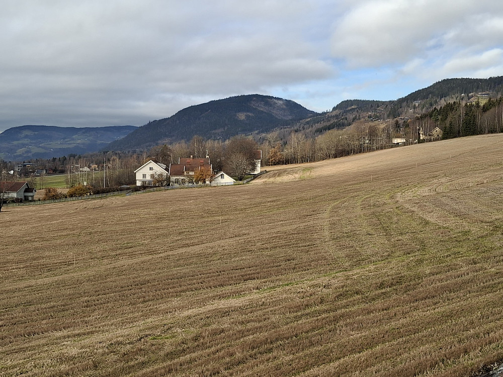 Over Lysgårdsjordet, mot Lysgård, Balbergkampen, Rundhaugen og Hansvehaugen