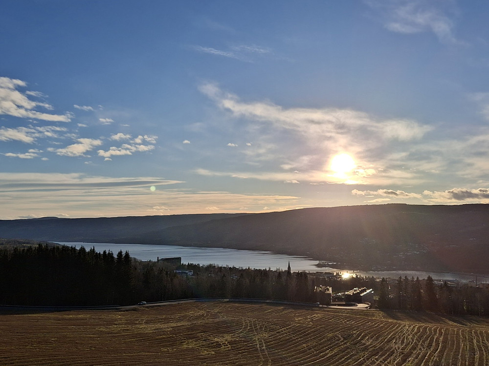 Mot byen og Mjøsa