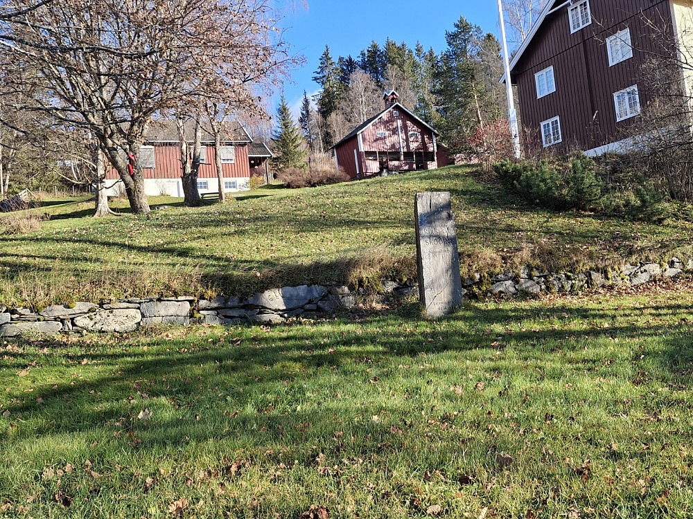 Ved Skåden, stein til minne om den første kirka i Øyer som antakeligvis lå her