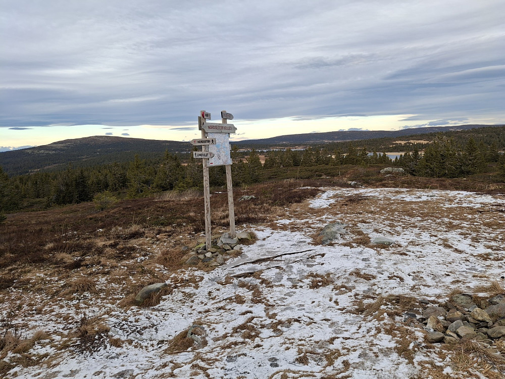 Ved sti- og løypekrysset Nordseterfjellet