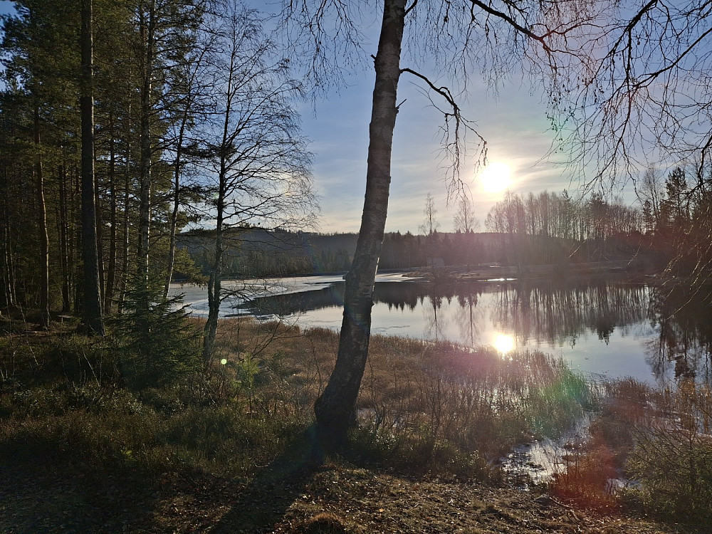 Ved Krokbua, det leger seg is på Krokflø n