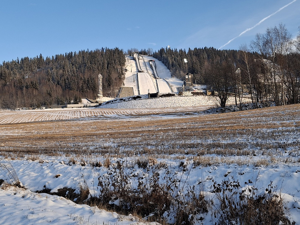 Hoppbakken fra nederst på Lysgårdsjordet