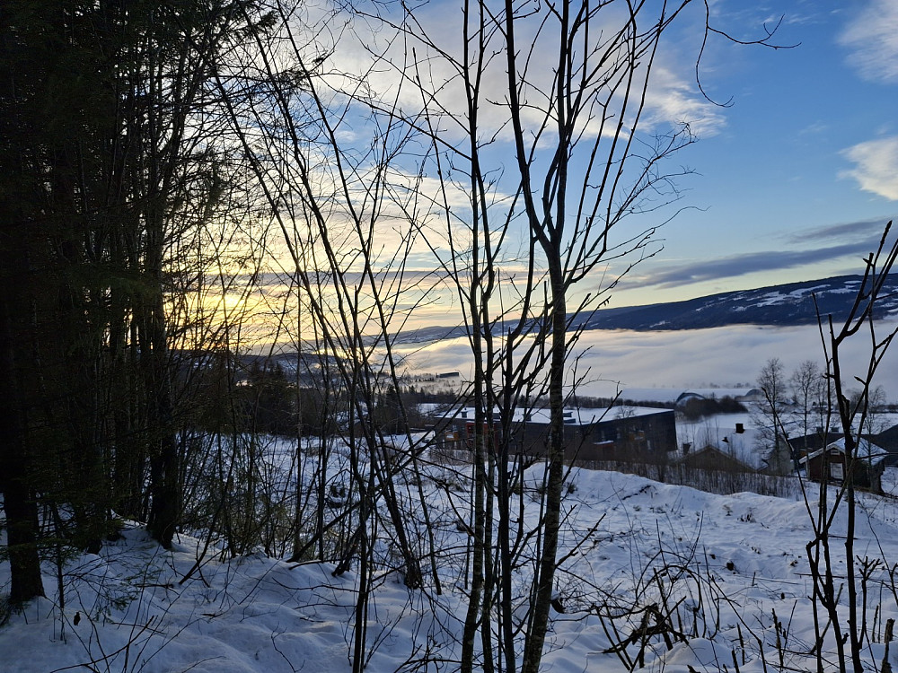 Ovenfor Ersgård, ligger tåke over Mjøsa