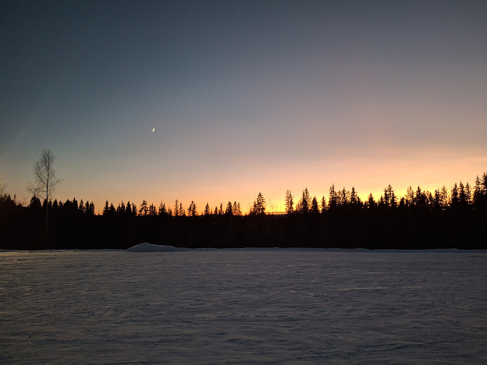Ved Kanalen, solnedgang og liten måneskalk