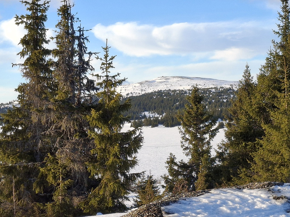 Ser mot Nevelfjell, mindre snø enn sist jeg var på Nordseter der