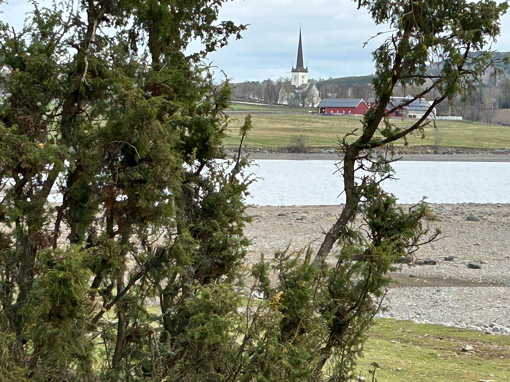 Mot Ringsaker kirke