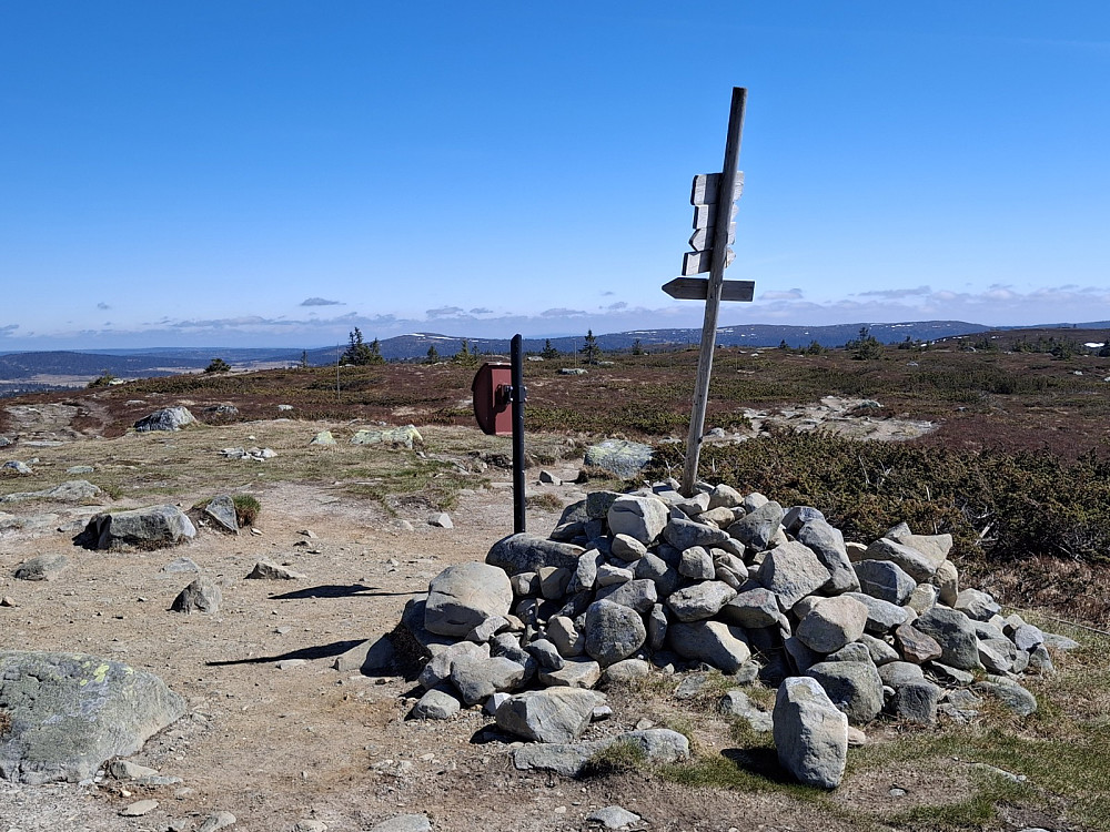På Lunkefjell, litt snø på Snørvillen
