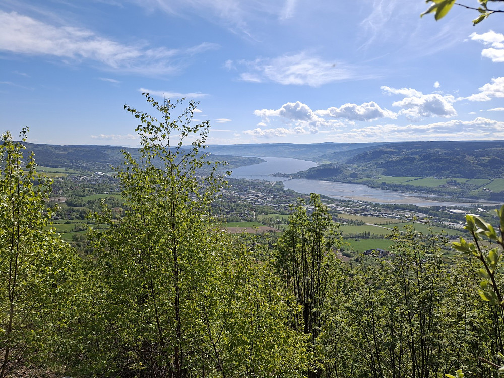 Mot byen og Mjøsa