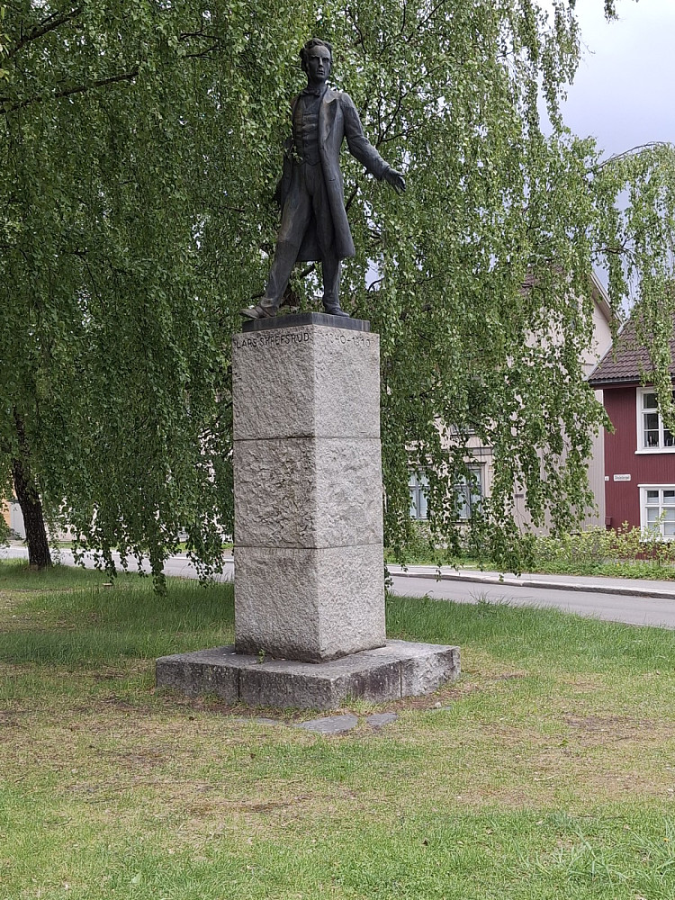 Statue av Lars Skrefsrud ved Lillehammer kirke, av Dyre Vaa 1937