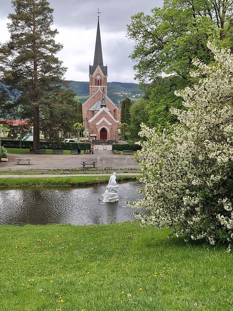 I Søndre park, mot Lillehammer kirke