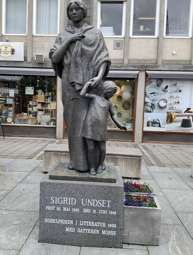 På Sigrid Undsets plass, statue av Joseph Grimeland 1977
