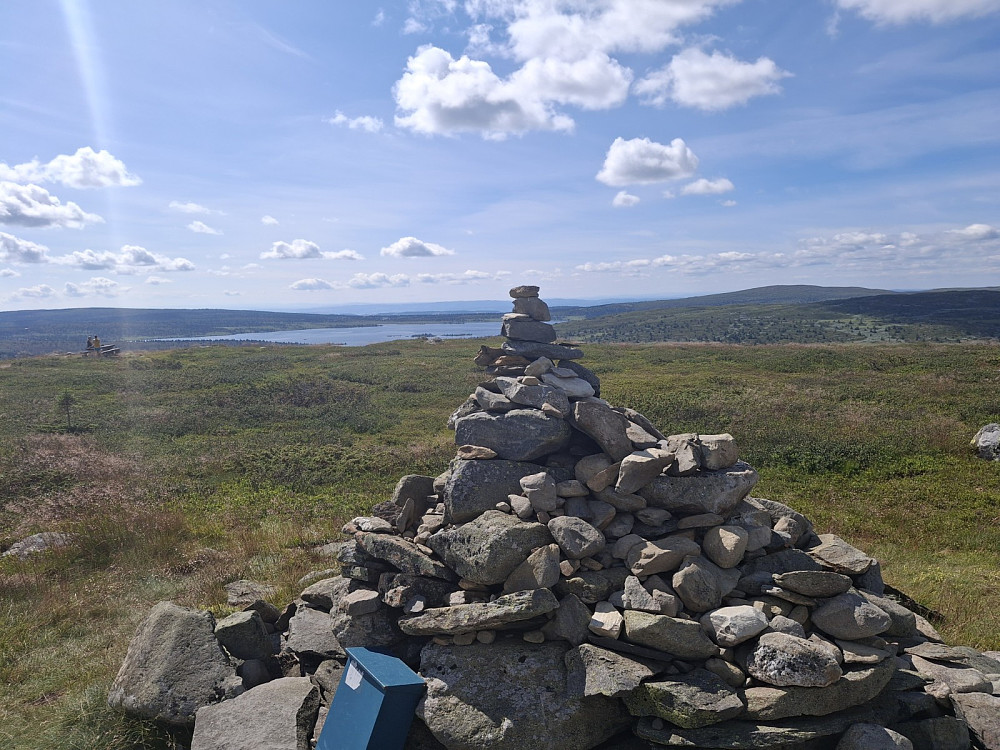 På Hitfjellet, mot Reinsvatnet og Nevelfjell