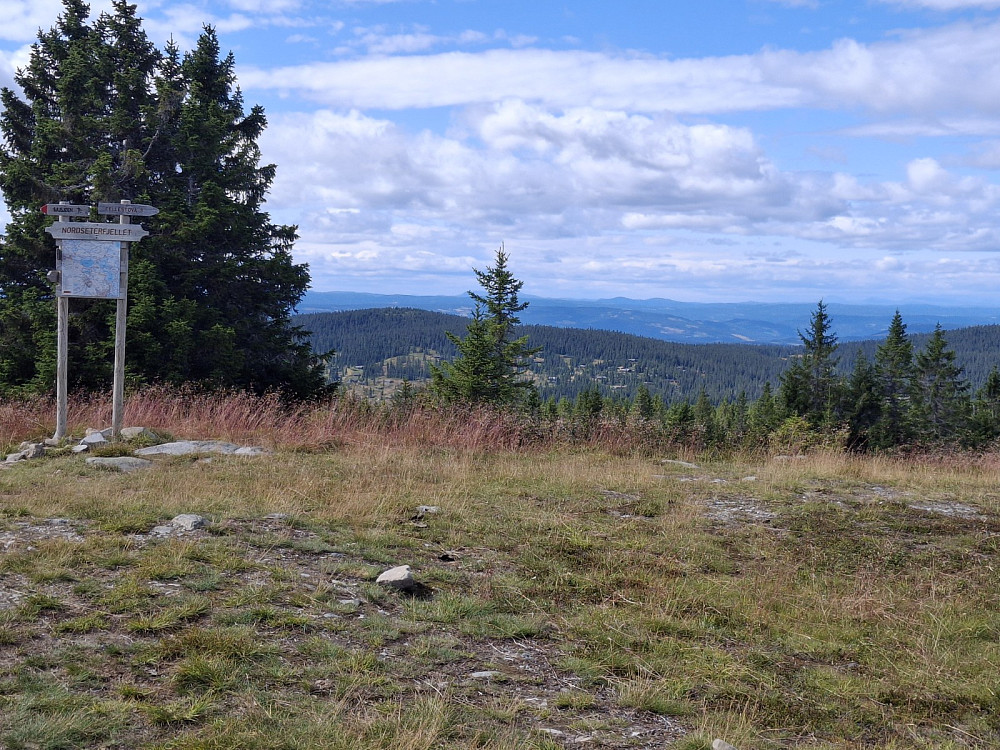 Ed sti- og løypekrysset Nordseterfjellet