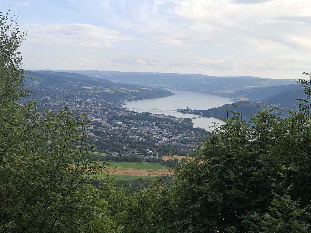 Utsikt til byen og Mjøsa
