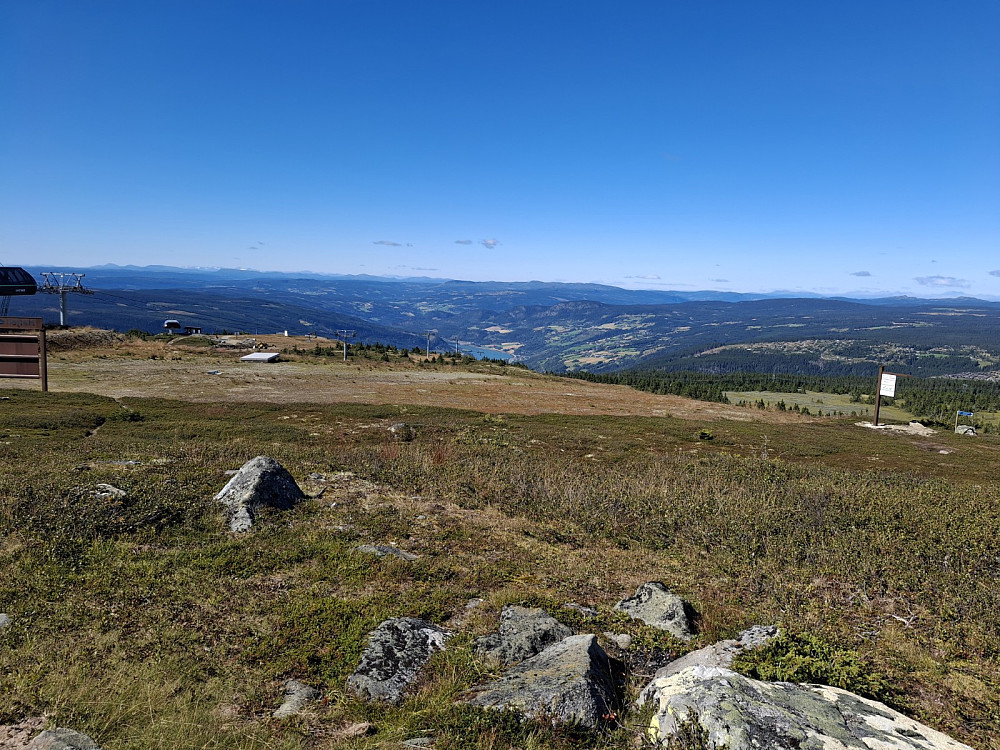 Kommet opp til den øverste heisen, ser ned til Øyer og Lågen