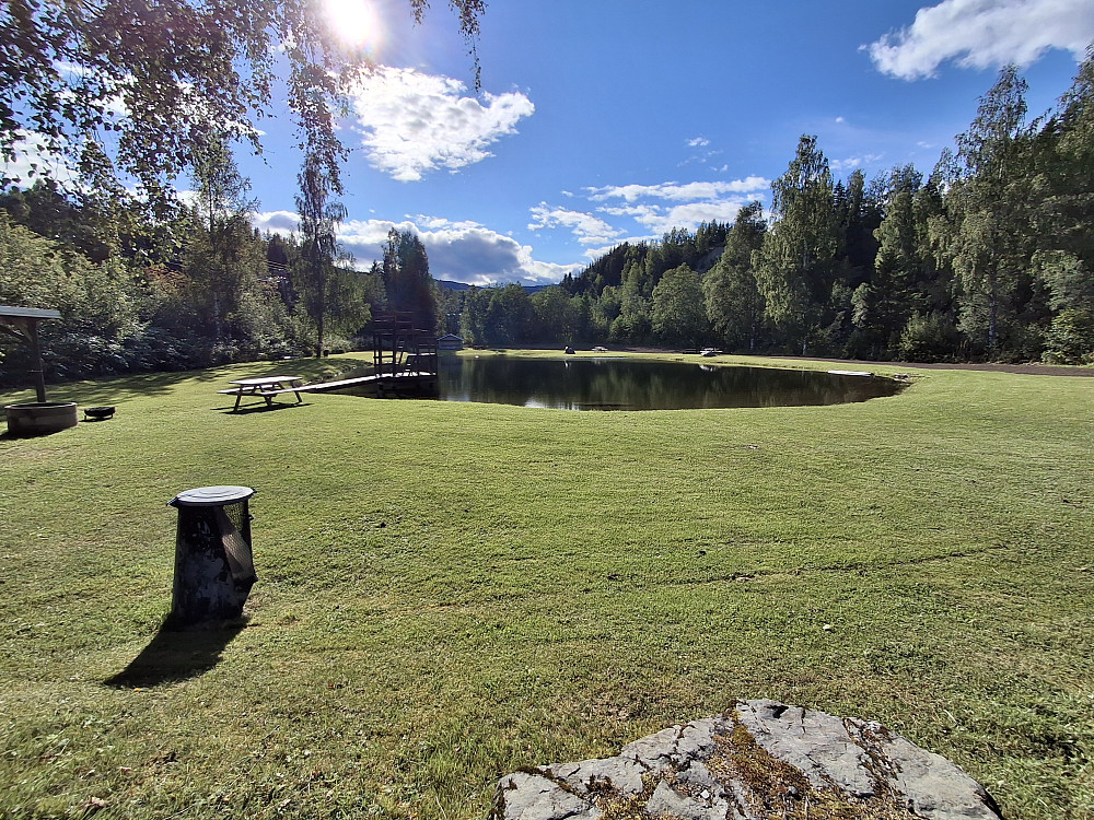 Brovolden, opprinnelig husmannsplass under Aulestad. Her var det en kledeabrikk 184-1909. Nå er det badedam på området