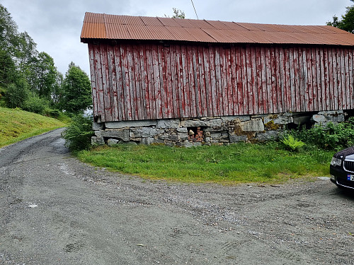 Parkerte rett ved denne løa