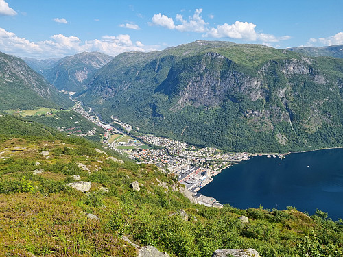 Høyanger. Utsikt rett ved dammen