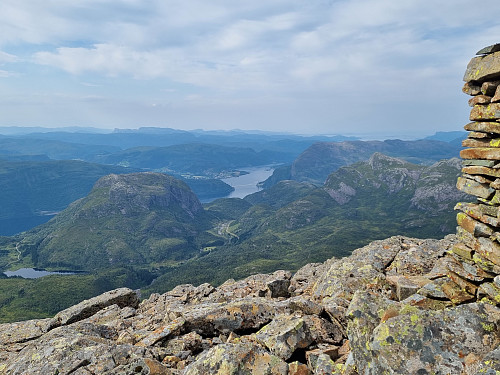 Laukelandshesten og Dale sett frå varden