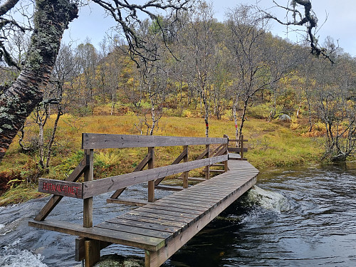 Bru over elva med Midtifjellet i bakgrunnen