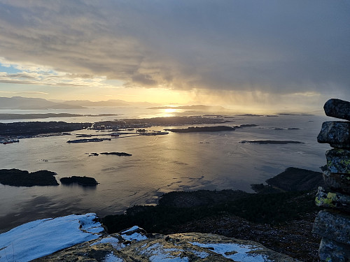 Ein litt større varde lenger sør med panoramautsikt mot Florø