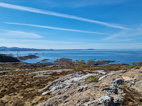 Utsikt sørvest. Vindmøllene er ganske tydeleg her. 