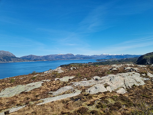 Utsikt nordøstover. Skimtar så vidt Heilefjellet i bakgrunnen 
