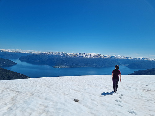 Utsikt frå toppen. litt snø det siste stykket
