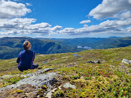 utsikt frå toppen tilbake mot Lamberyggen og Hovlandsvatnet