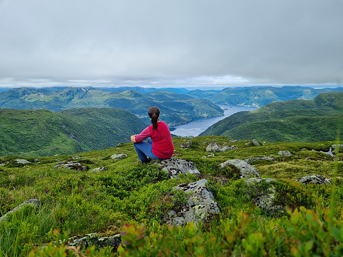 Går ein litt lenger frampå, så finn ein flott utsikt mot Førdefjorden
