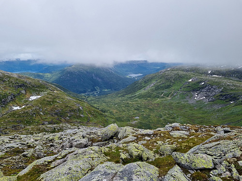 Utsikt ned mot Oppedal og oppover mot Gaularfjellet, her ser du også vegen som er sprengt inn i fjellsida