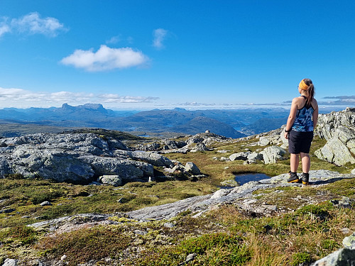 frå toppen med utsikt mot Førde, Heilefjellet og kysten 