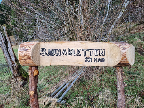 Endeleg er det komen opp skilt ved stistart