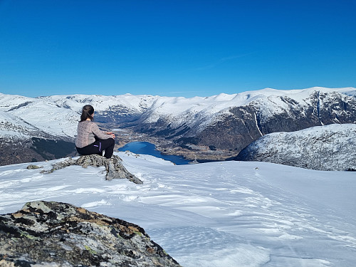 fint å sitte på toppen