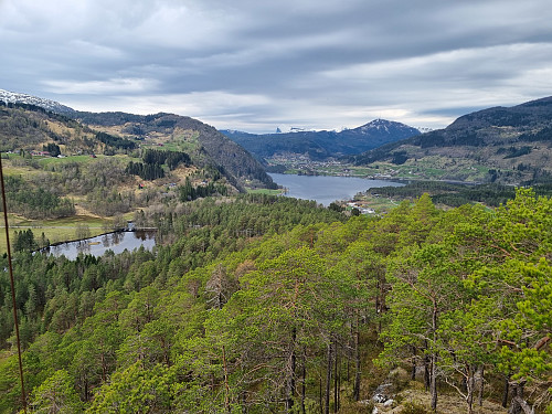 Utsikt mot Movatnet og Heilefjellet i bakgrunnen
