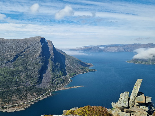 Gjekk vidare frå toppen og heilt nord på Mulen. Rognen til venstre i bildet. 