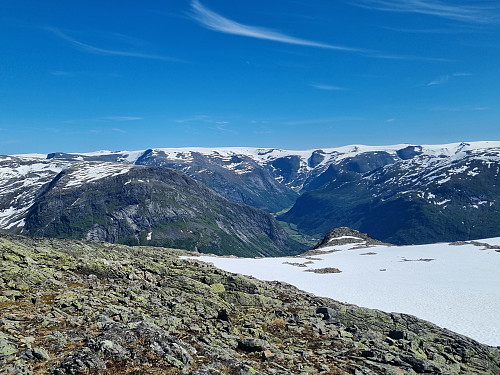 Utsikt frå Trollebotseggane mot Stardalen og Jostedalsbreen