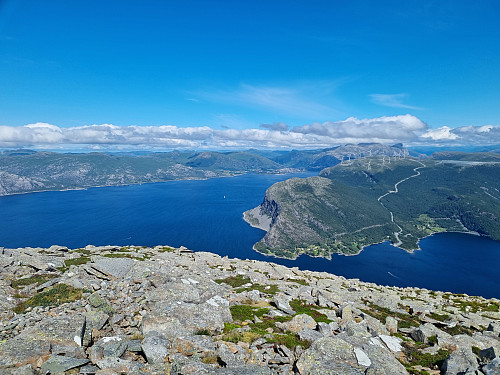 Utsikt frå toppen av Rognen. Mot Marafjellet og Hornelen