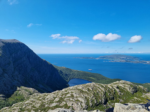 Utsikt frå toppen av Gulestønipa. Mot Kalvåg. Skudalsvatnet. 