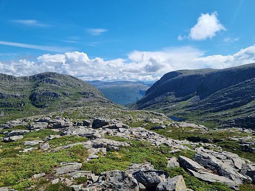 Utsikt frå toppen av Gulestønipa. Ned mot Mørkedalen