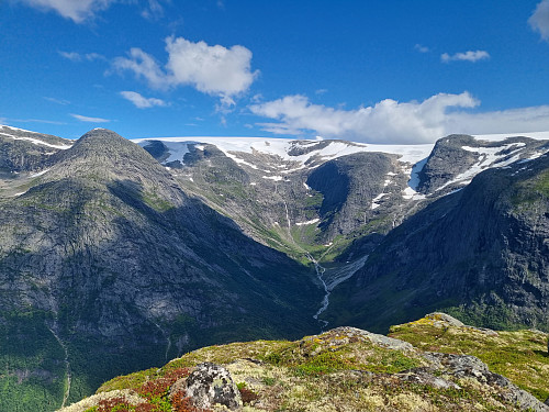 Utsikt frå toppen mot Jostedalsbreen og grensevarden