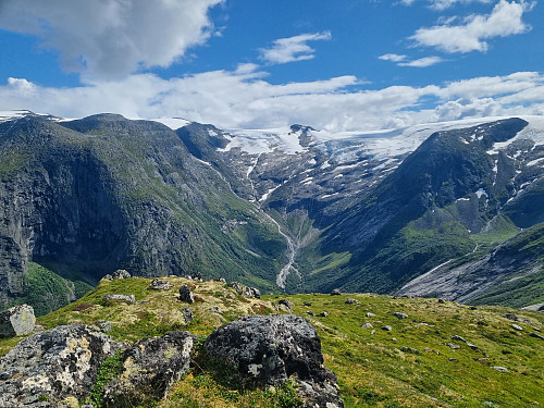 Utsikt frå toppen mot Jostedalsbreen og Langedalen