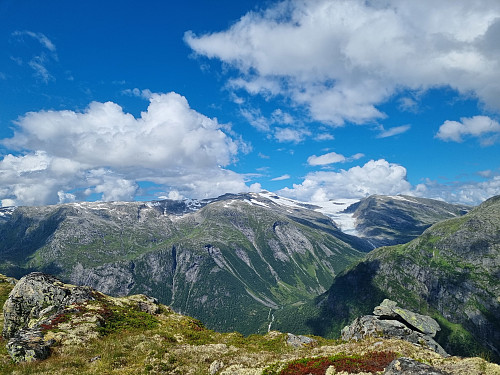 Utsikt frå toppen mot Snønipa og Haugadalen