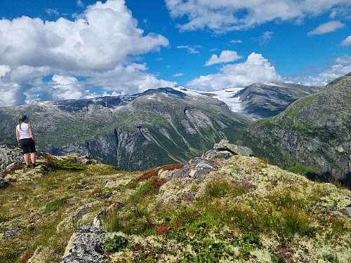 Utsikt frå toppen mot Haugadalen og Snønipa