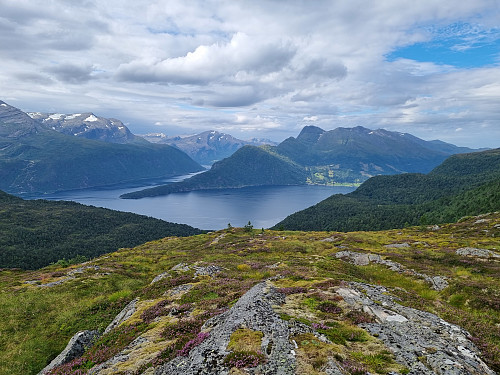 Utsikt frå Bjørnaskarnakken mot Dombesteinseggane
