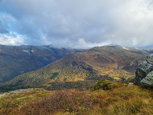 Utsikt mot Norddalsnipi og Munkeggi. Snøen var komen på toppane. 